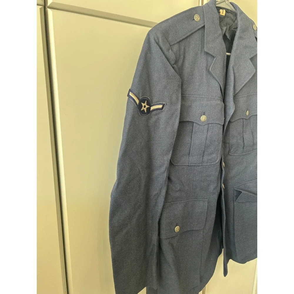 Vintage US Air Force Blue Service Dress Uniform Jacket A1C Insignia 39R‎
